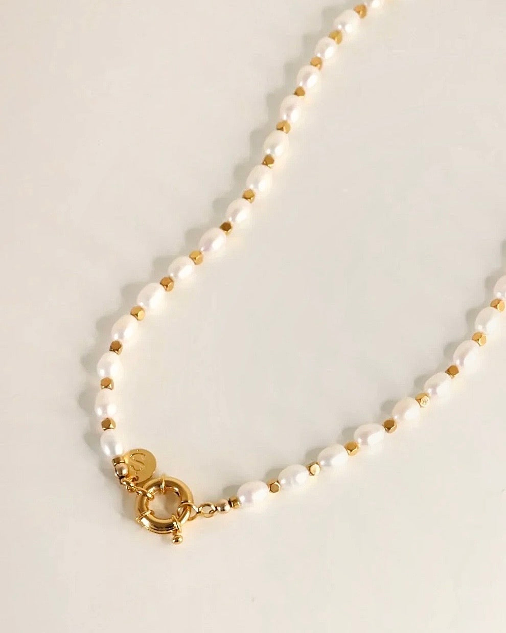 collier en perles d'eau douce et fermoir marin