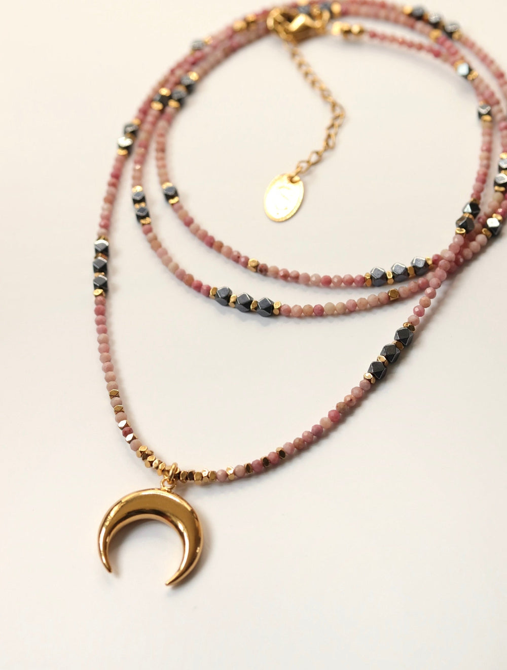 sautoir rose avec pendentif lune boho chic