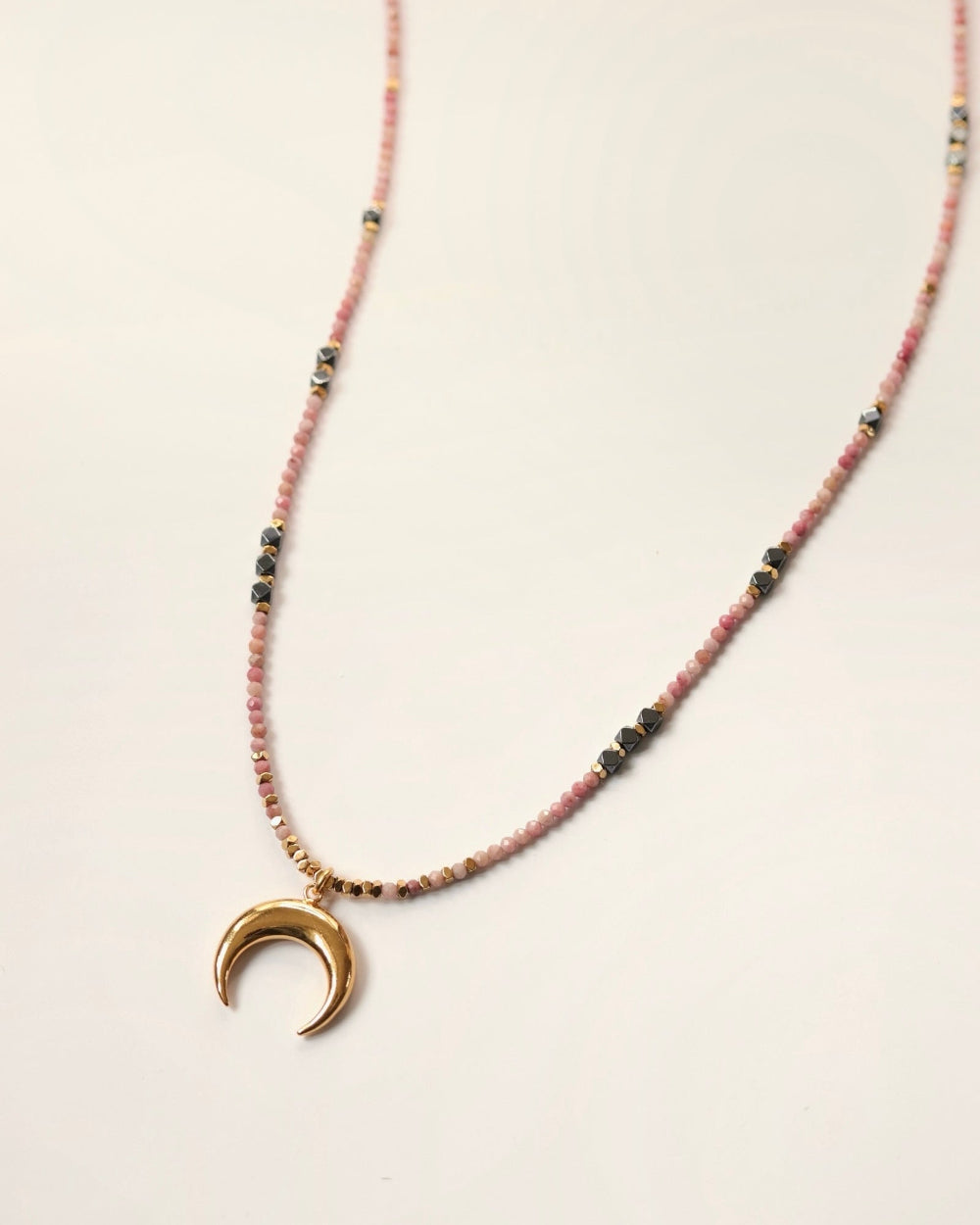 sautoir long rose bohème chic pendentif lune