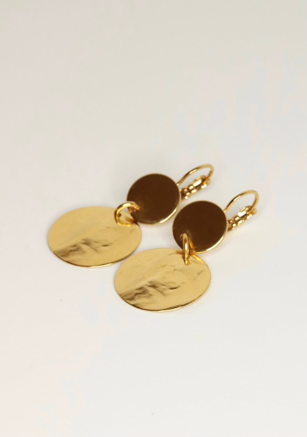 boucles d'oreilles pendantes dorées