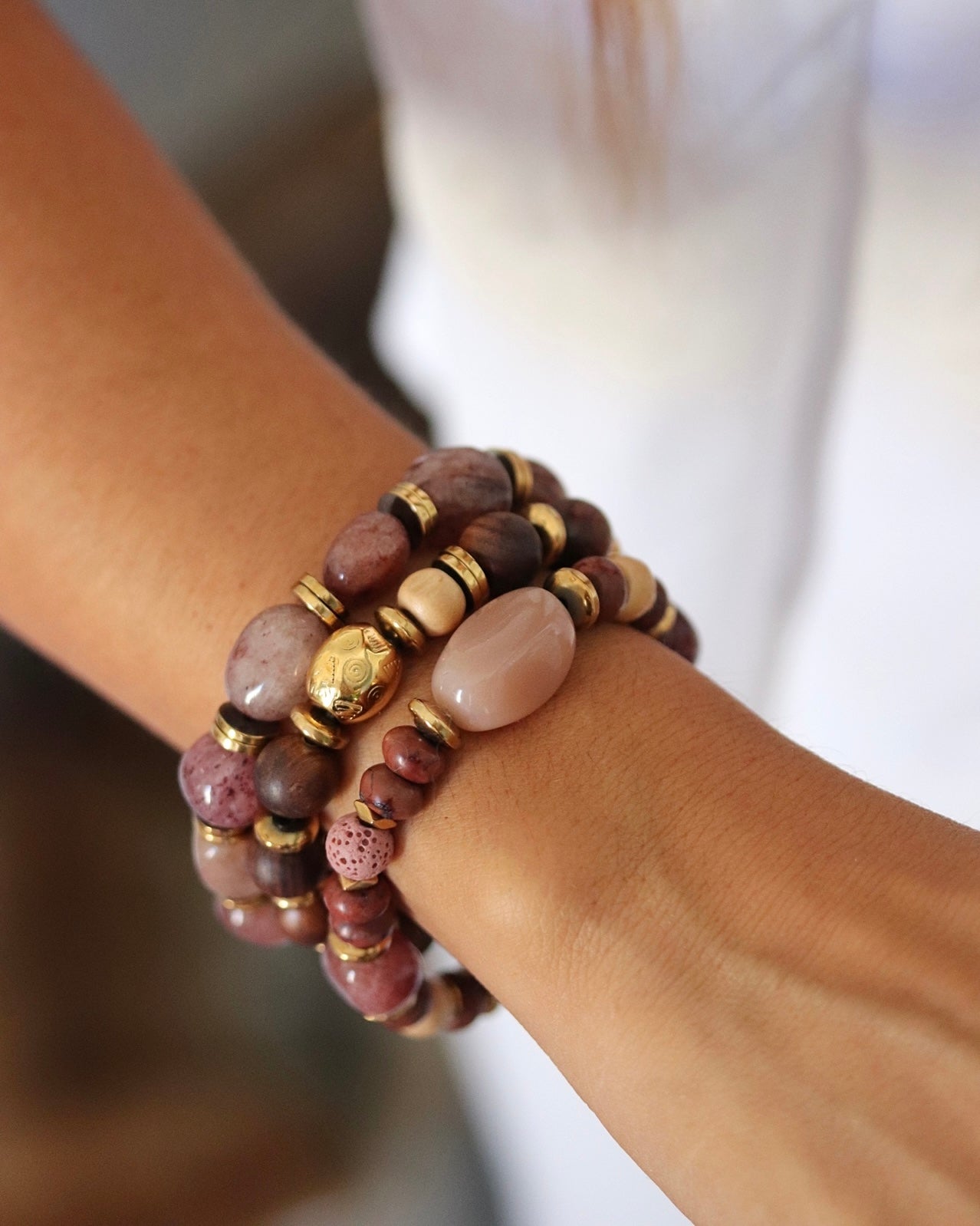 bracelet couleur burgundy en elastique et grosses perles semi-précieuses