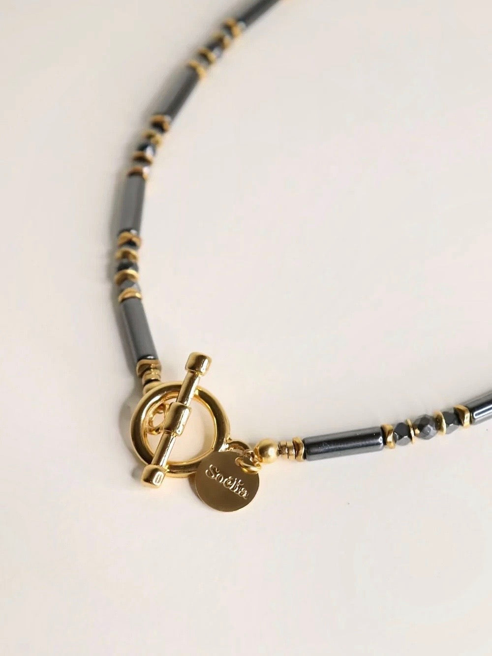 collier fermoir en T ras-de-cou