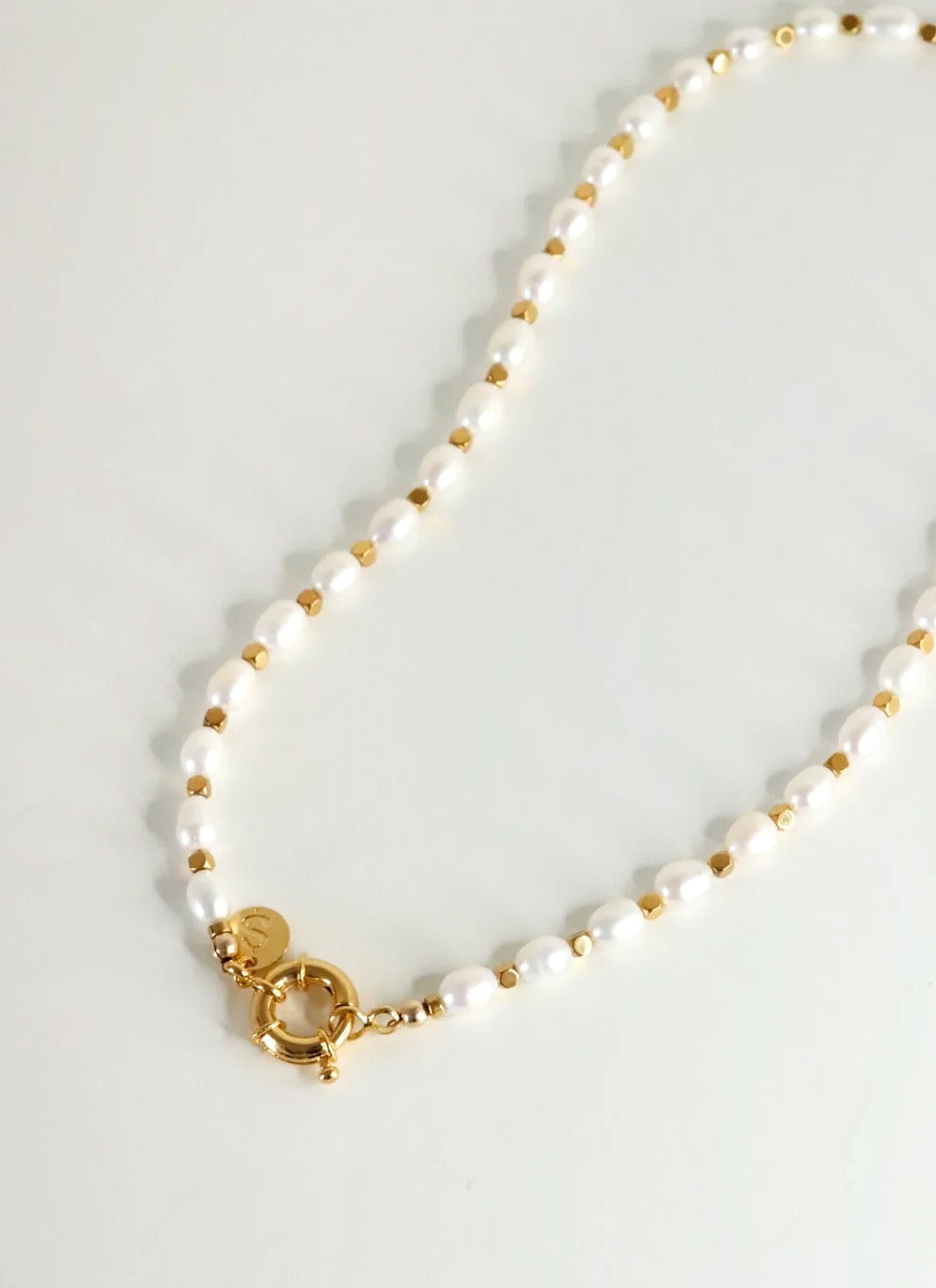 collier perles de cutlture et fermoir bouée