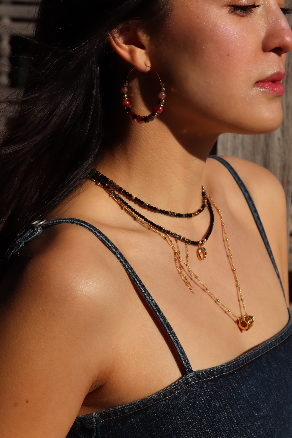 accumulation de colliers style hippie chic