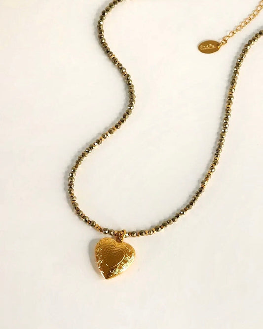 sautoir et pendentif en forme de coeur qui s'ouvre